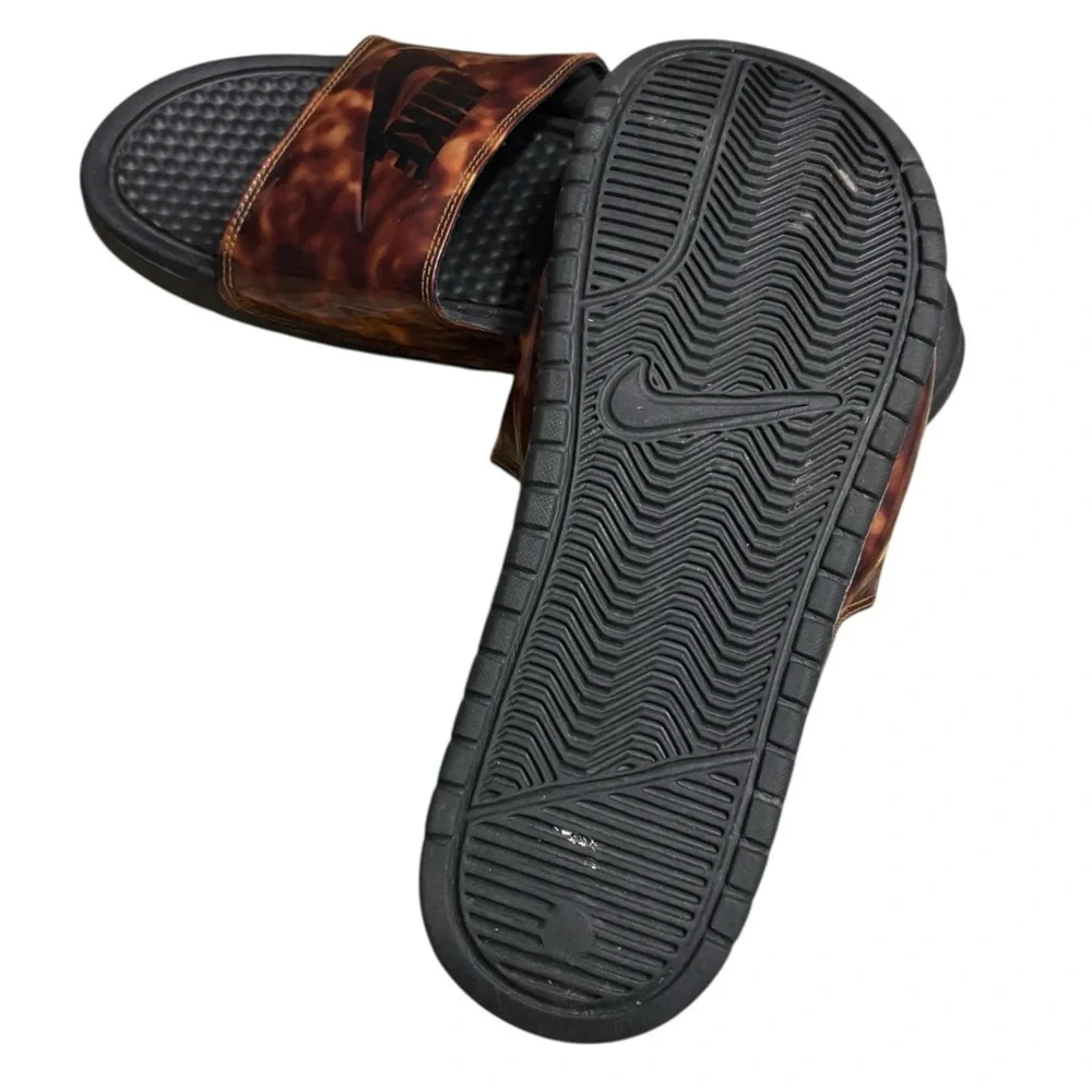 NIKE Victori 1 Lightweight Slides in Cheetah Print w/ Black Swoosh Size 6 — WOW!